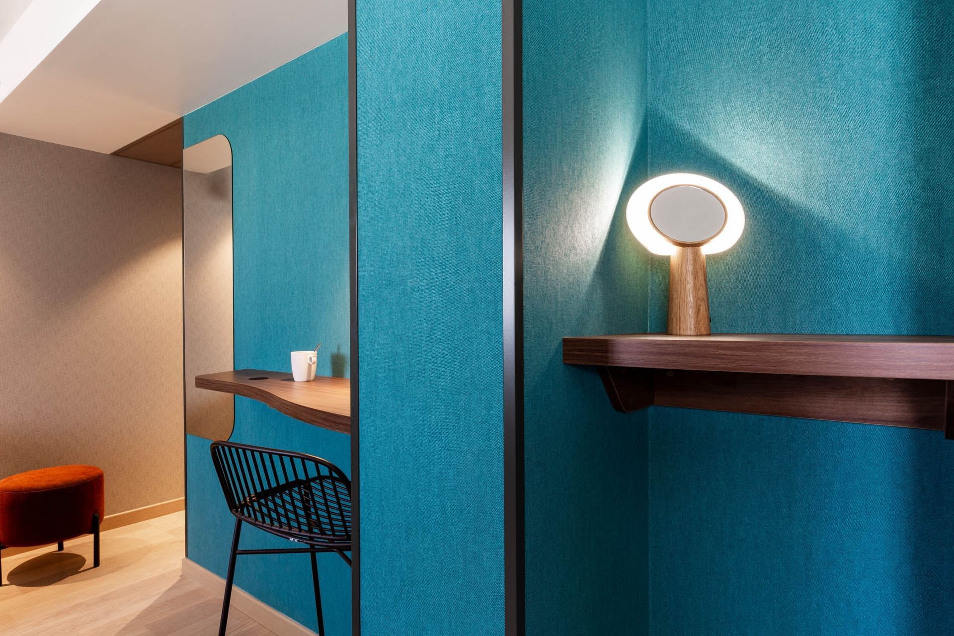 Coin travail avec lampe à l'Oceania Paris Porte de Versailles