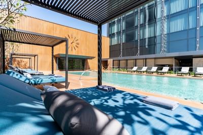 Swimming pool with pool beds at Carlton Hotel Bangkok Sukhumvit