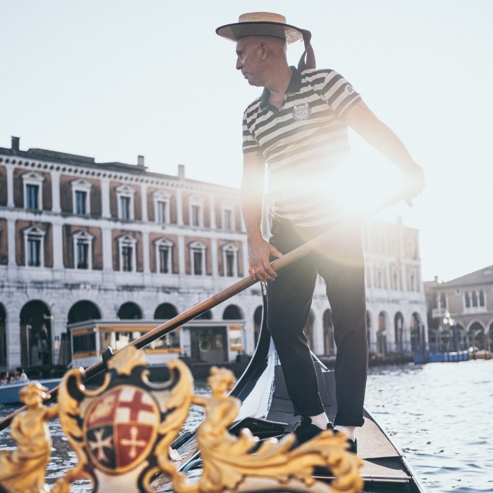 A boat guide rowing in Venice near Falkensteiner Hotels