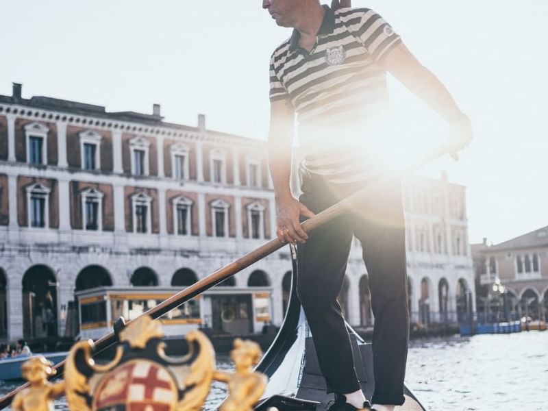 A boat guide rowing in Venice near Falkensteiner Hotels