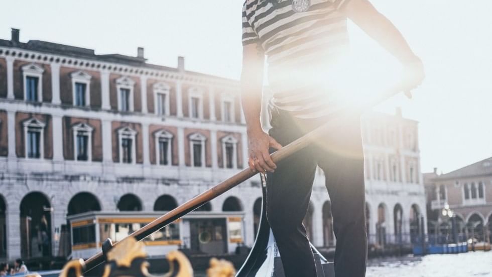 A boat guide rowing in Venice near Falkensteiner Hotels