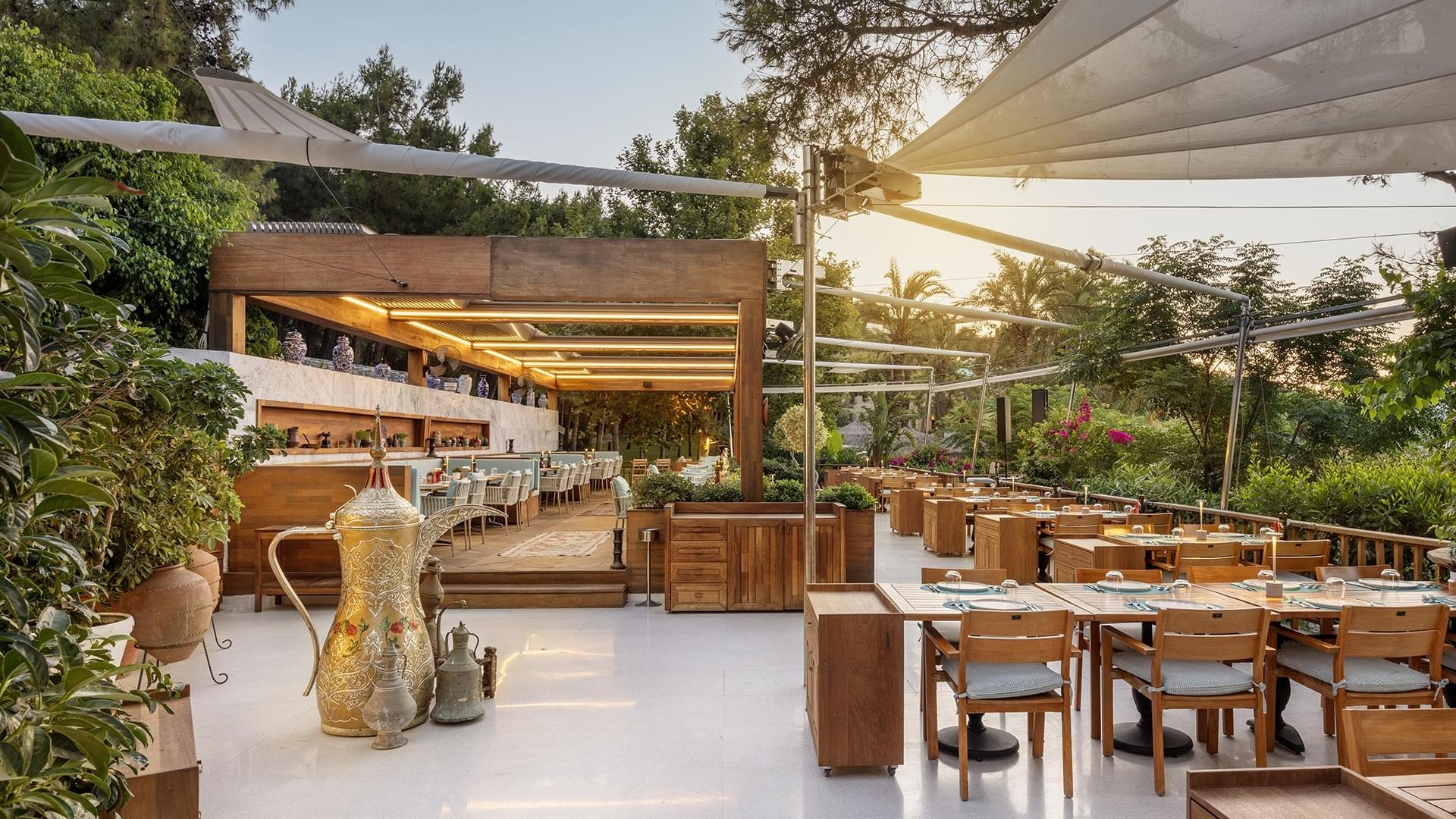 Hasır Bistro’nun doğayla iç içe açık hava alanı.