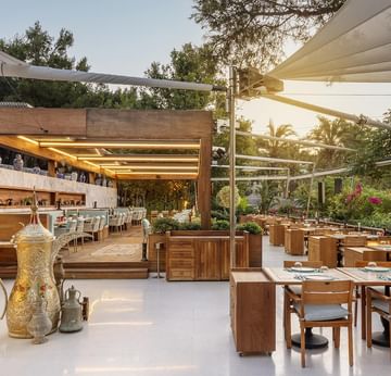 Hasır Bistro’nun doğayla iç içe açık hava alanı.