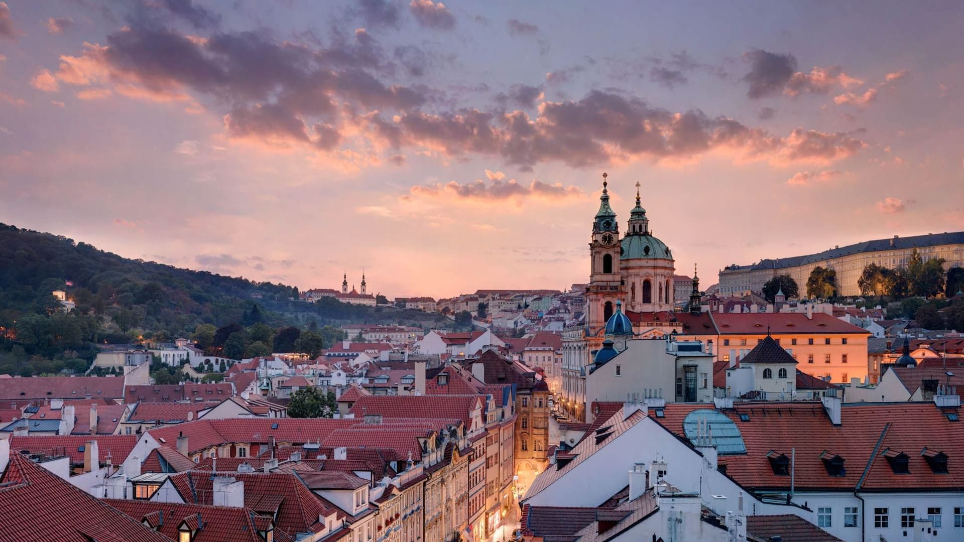 Blick auf die Prager Stadt und die Hügel in der Nähe des Almanac X Alcron Prag