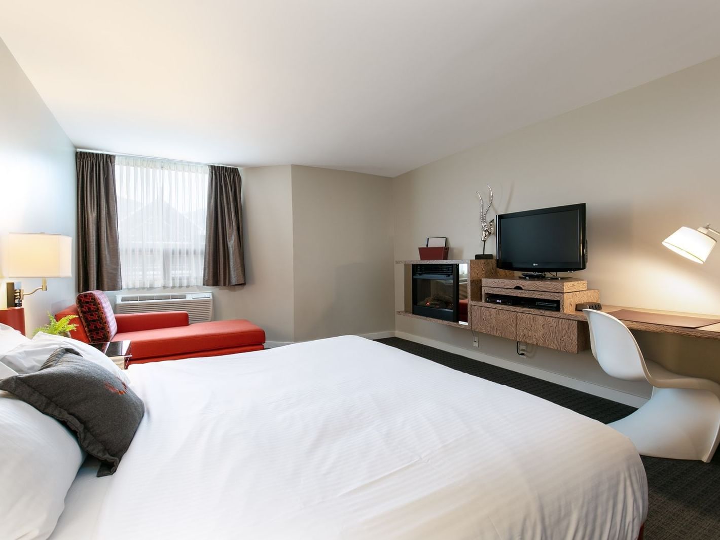 Hotel room with one bed.
