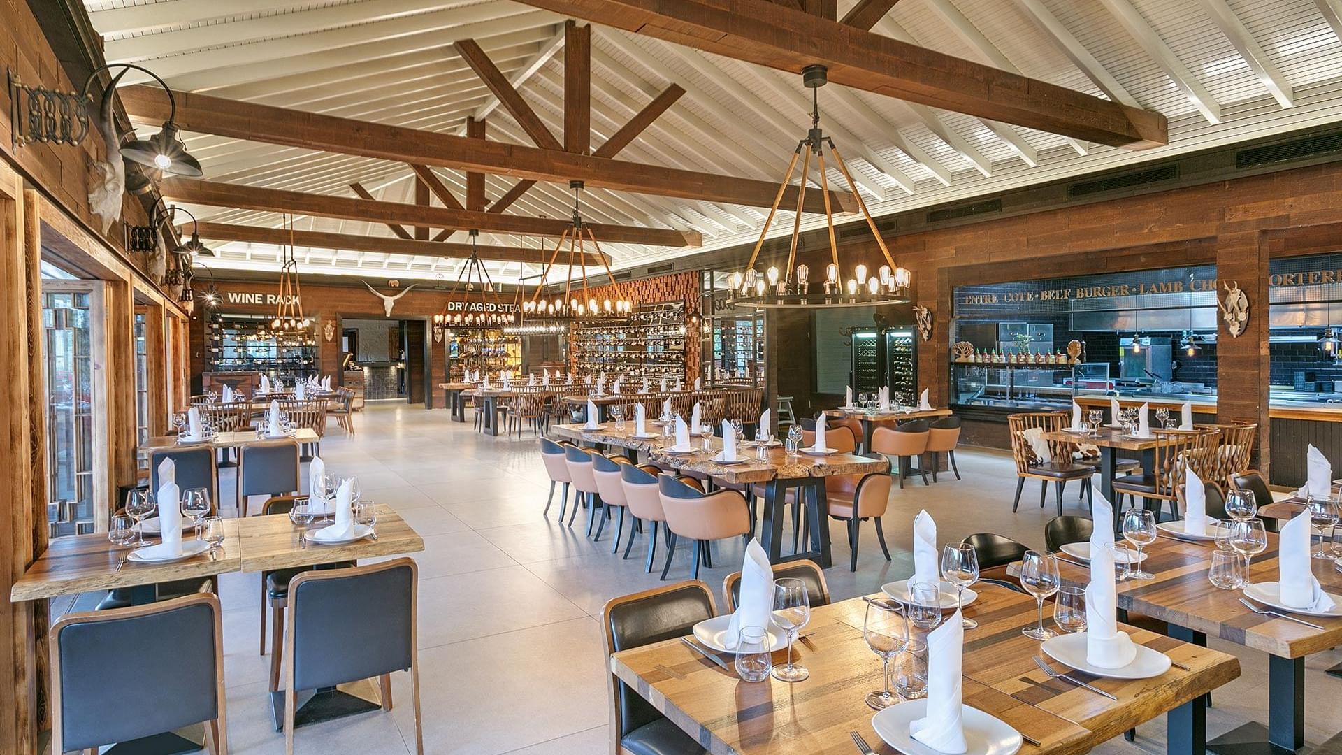 Beef Grill Club – Titanic Deluxe Golf Belek’te Şık Masa Düzeniyle Gurme Et Deneyimi