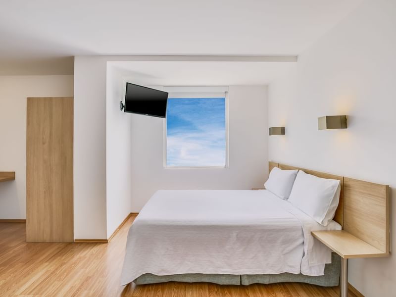 Cama cómoda y TV en habitación superior, 1 cama tamaño queen en One Hotels