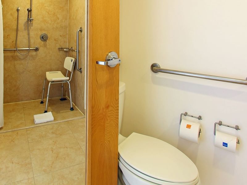 Baño con ducha y cómoda en One Hotels