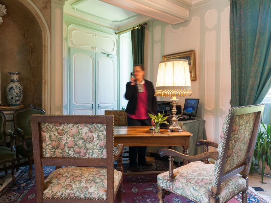 A receptionist at the reception desk in Chateau du Landel