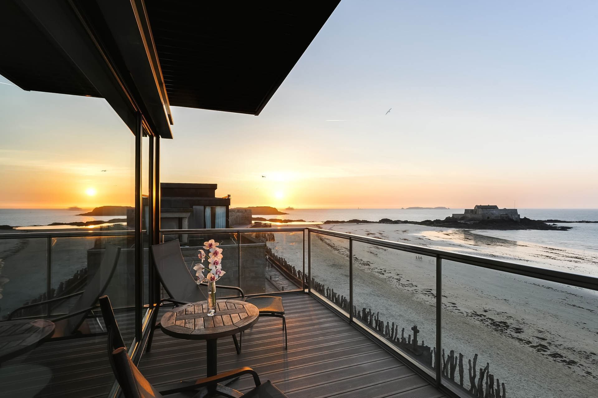 Terrasse avec vue sur la mer et coucher de soleil à Oceania Saint-Malo