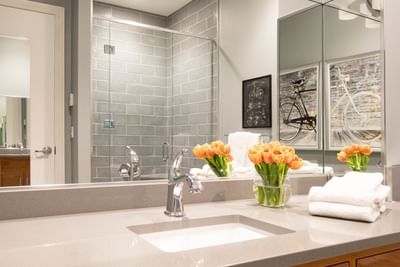 Washbasin with fresh flowers & towels in King Superior Study at Retro Suites Hotel