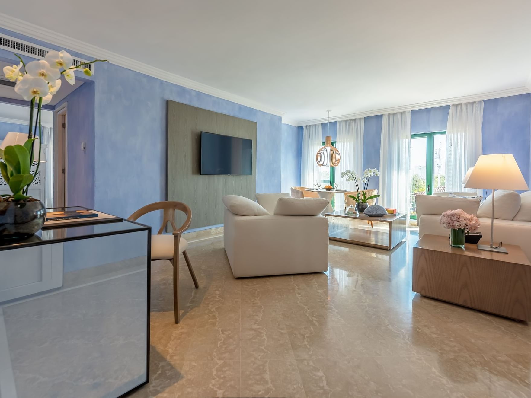Elegant Grand Suite room with city view at the Charleston Santa Teresa hotel in Cartagena.