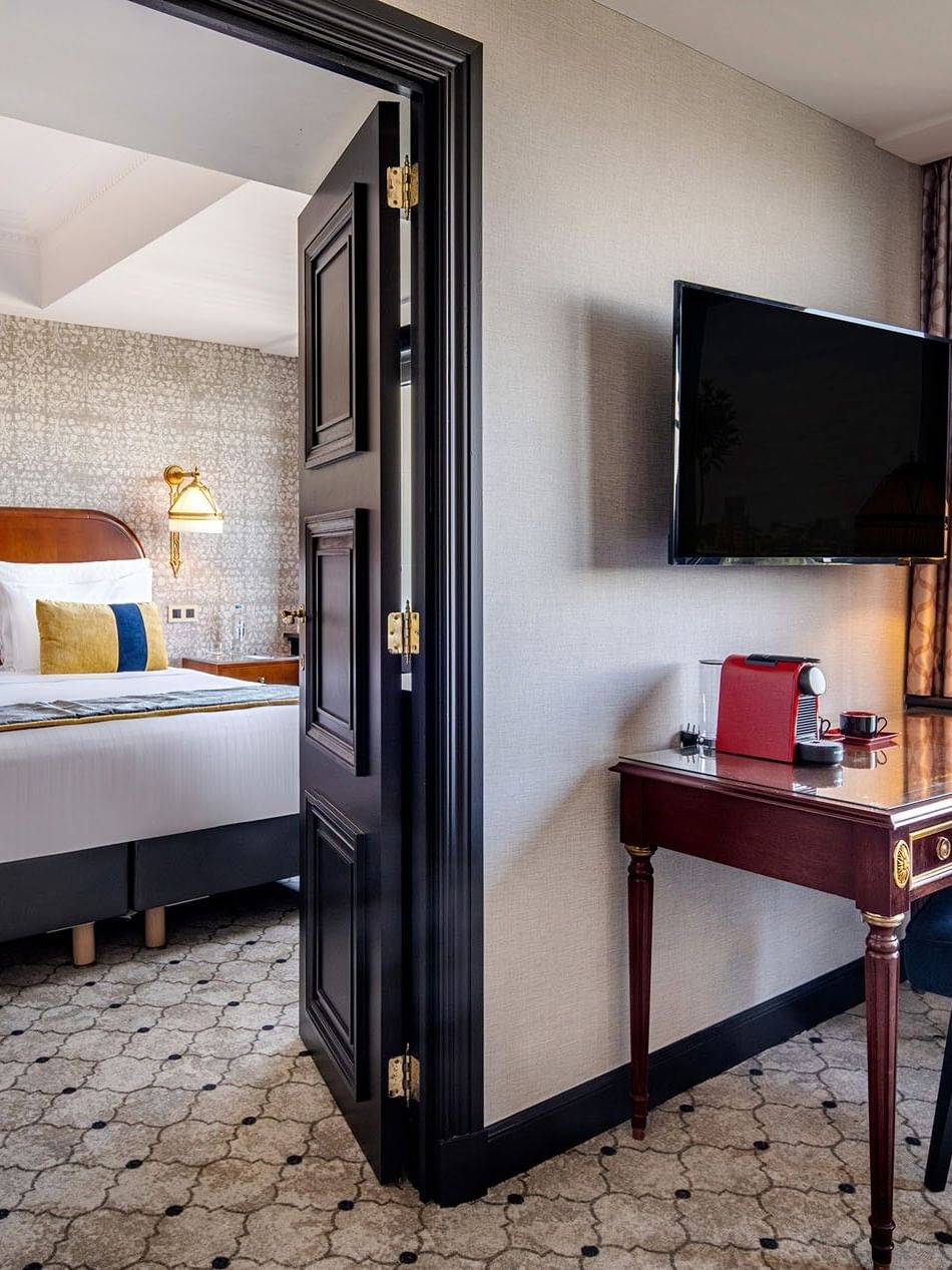 Warwick-suite met bed, bureau, tv en uitzicht op de stad in Hotel Barsey by Warwick.