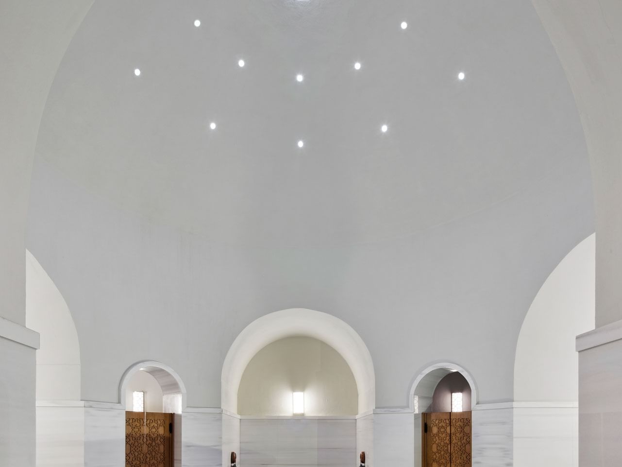 Orientalisches Hammam mit Marmorflächen und gewölbten Türdurchgängen im Titanic Gendarmenmarkt Berlin