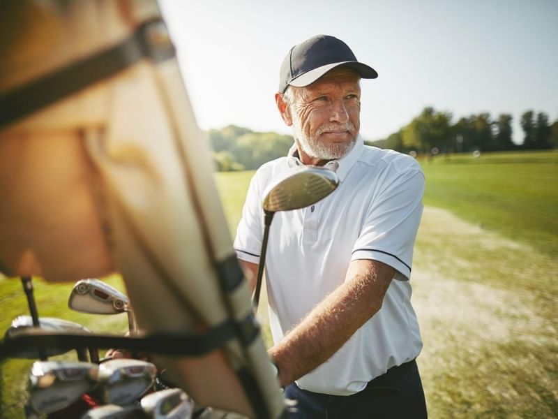 Un viejo golfista en el campo de golf de Grand Fiesta Americana