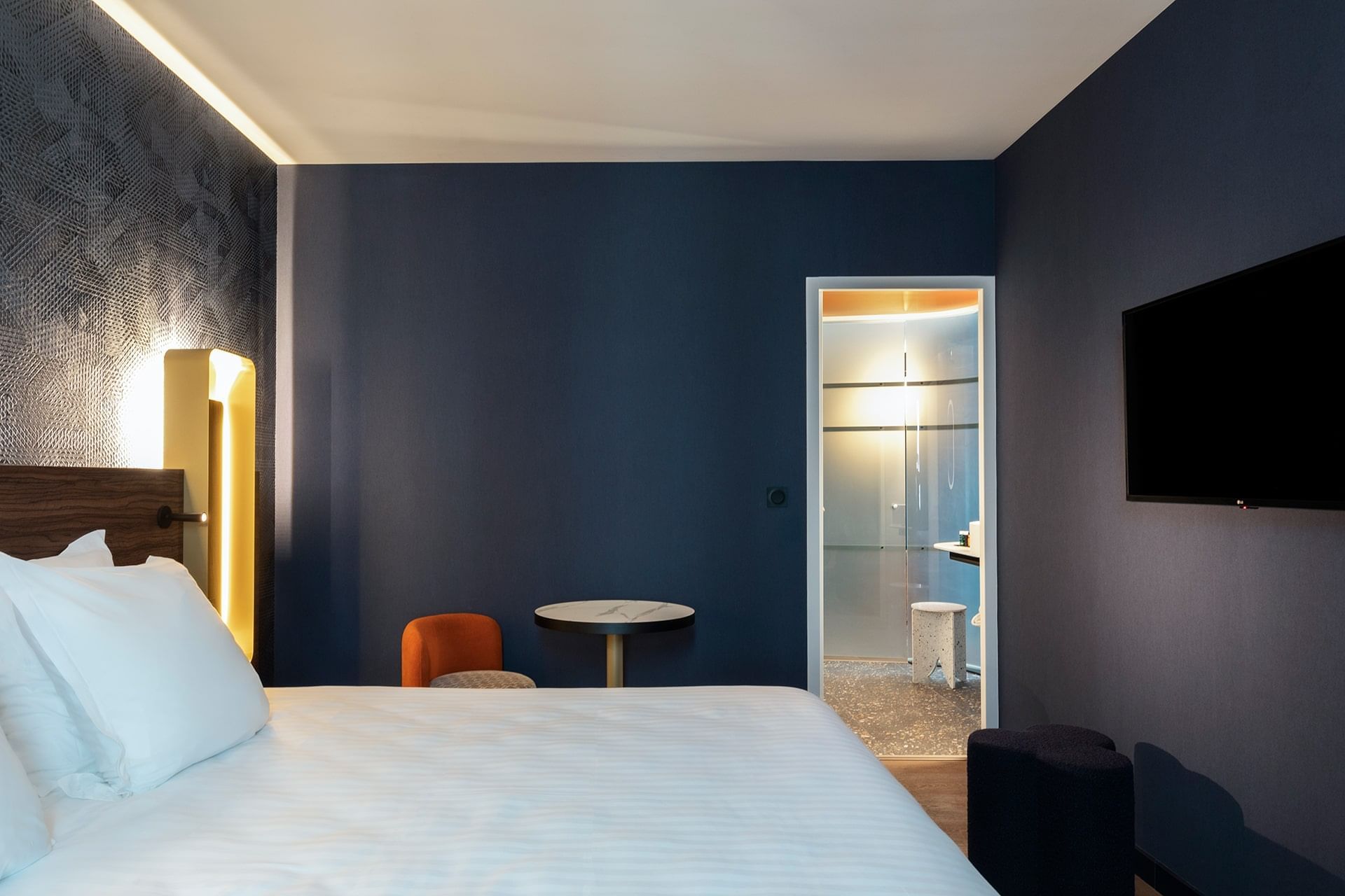 Lit confortable avec TV dans une Suite à l'Oceania Le Conti Brest