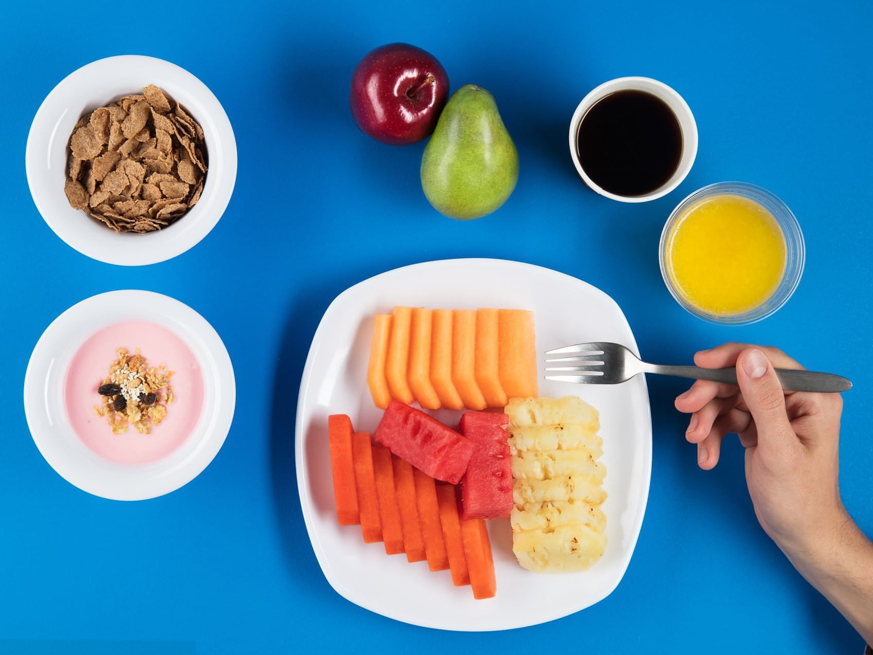 Frutas, cereales, zumo natural y café para el desayuno, One Hotels