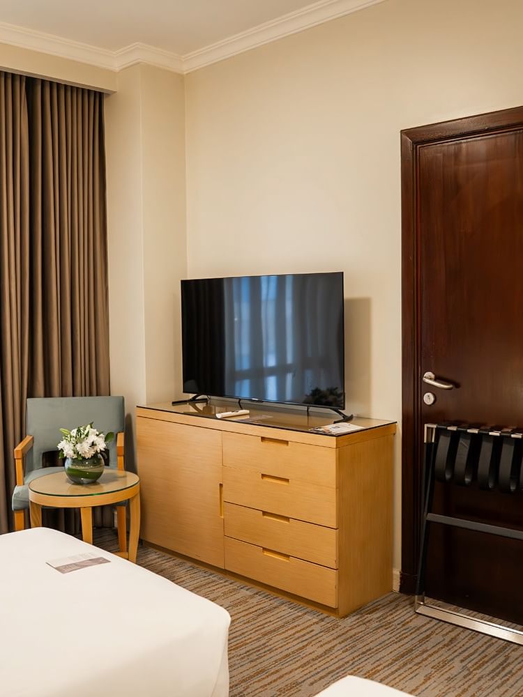 غرفة خماسية قياسية مزودة بسريرين وتلفزيون وكرسي في فندق سجى ورويك المدينة المنورة [BETA].