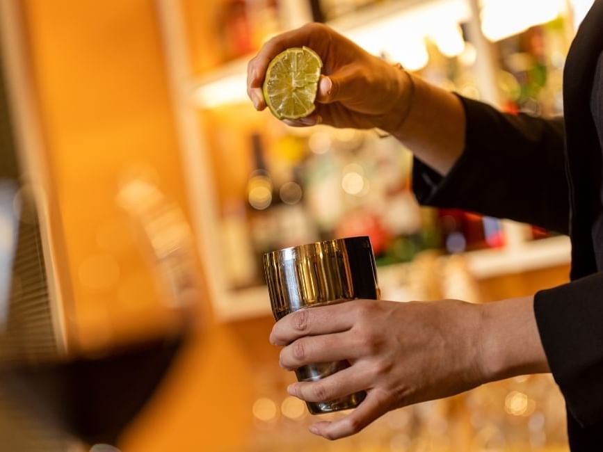 Close-up of adding lime to a cocktail at Originals Hotel