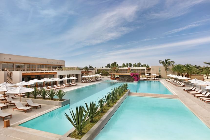 piscina del resort con vista al mar en The Legend Paracas