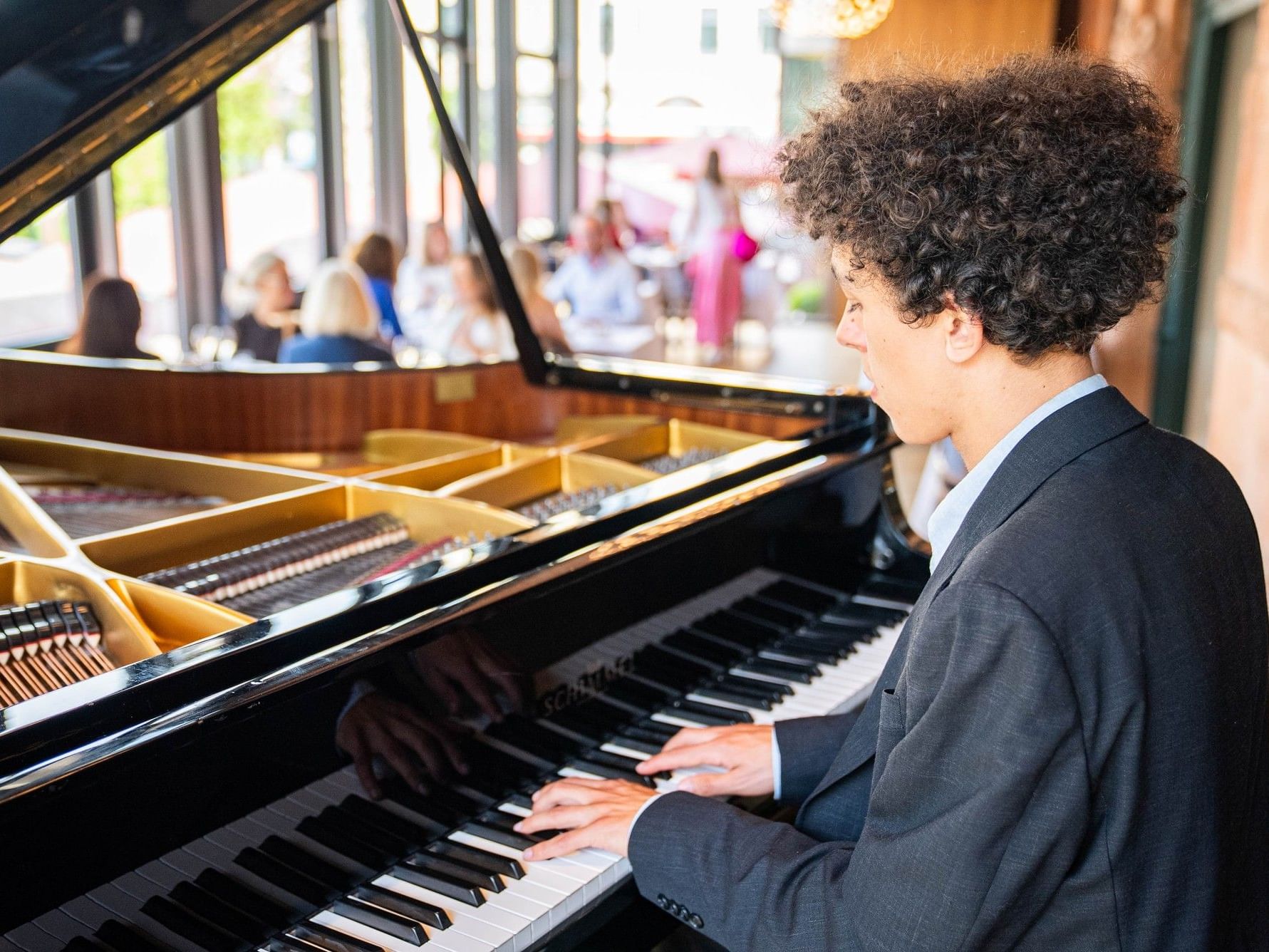 https://image-tc.galaxy.tf/wijpeg-3ddz406jgi24nowgefm1lrzco/pianist2-at_standard.jpg?crop=110%2C0%2C1781%2C1336