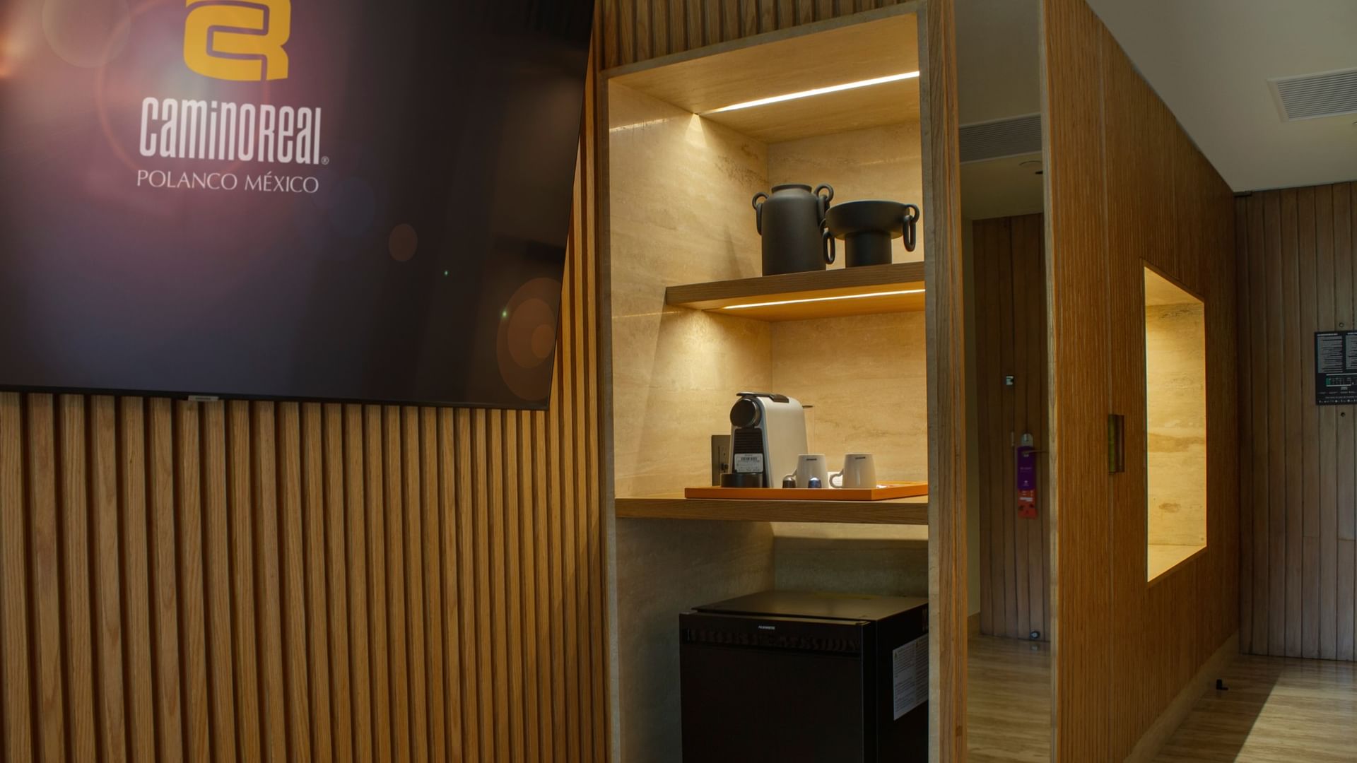 Habitación Camino Real Club Superior King con minibar y cafetera en Camino Real Polanco México, Ciudad de México.