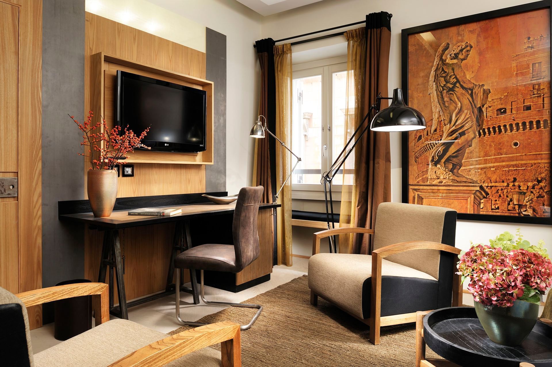 Living area with a working desk in Deluxe Room at Babuino 181