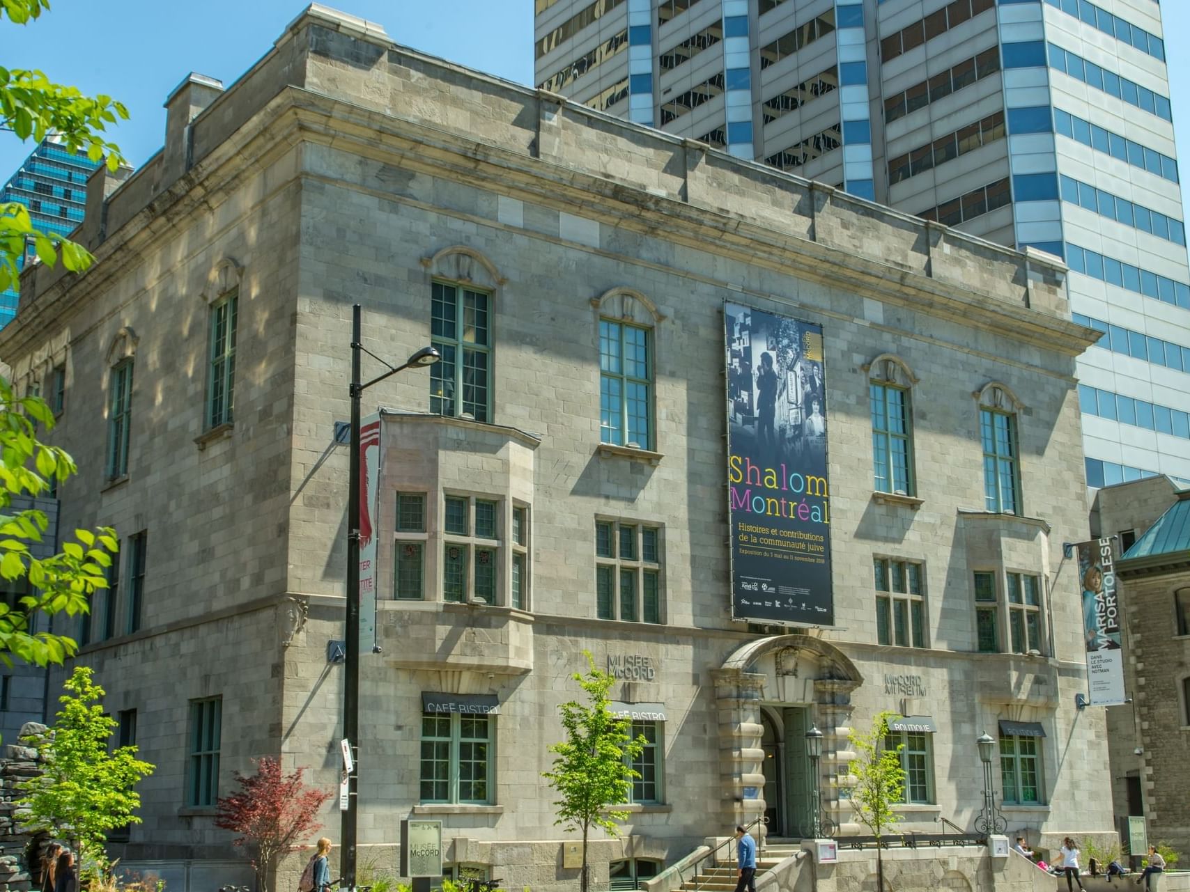 Exterior view of McCord Museum near Le Cantlie Suites