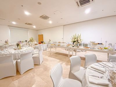 Elegante salón de banquetes con montaje de mesas y buffet de brunch en Salón Acacias del Hotel Dann Carlton Barranquilla