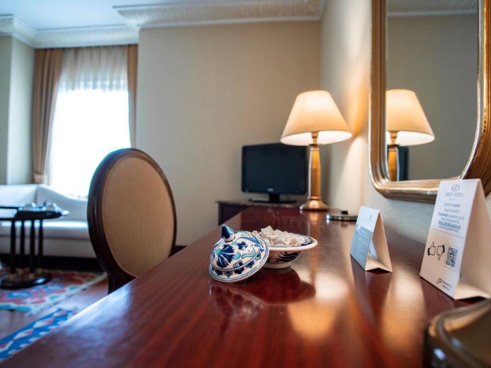 Relax in Style: Eresin Deluxe Room. King bed, modern amenities, central location, Blue Mosque nearby.