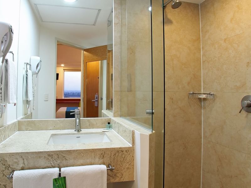 Baño con ducha y lavabo en One Hotels
