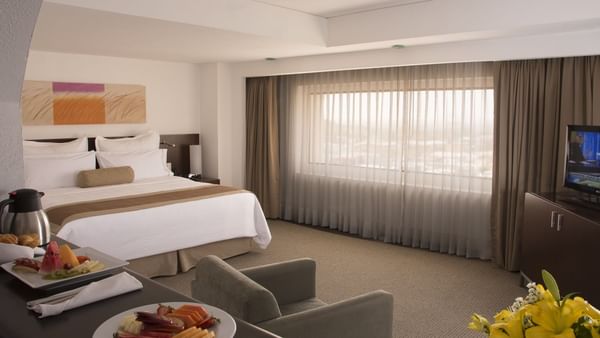 Junior Suite, 1 King with bed and dining table at Fiesta Americana Hermosillo