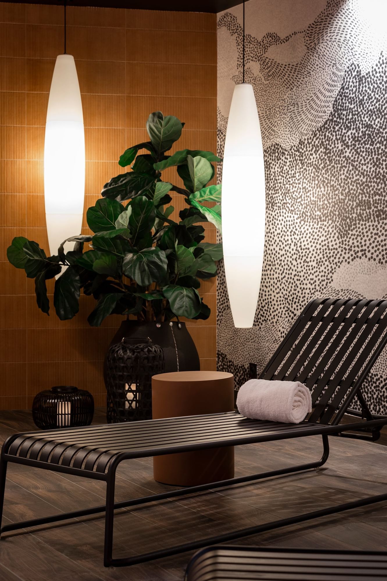 Serviette blanche sur un transat au bord de la piscine à Oceania Le Conti Brest