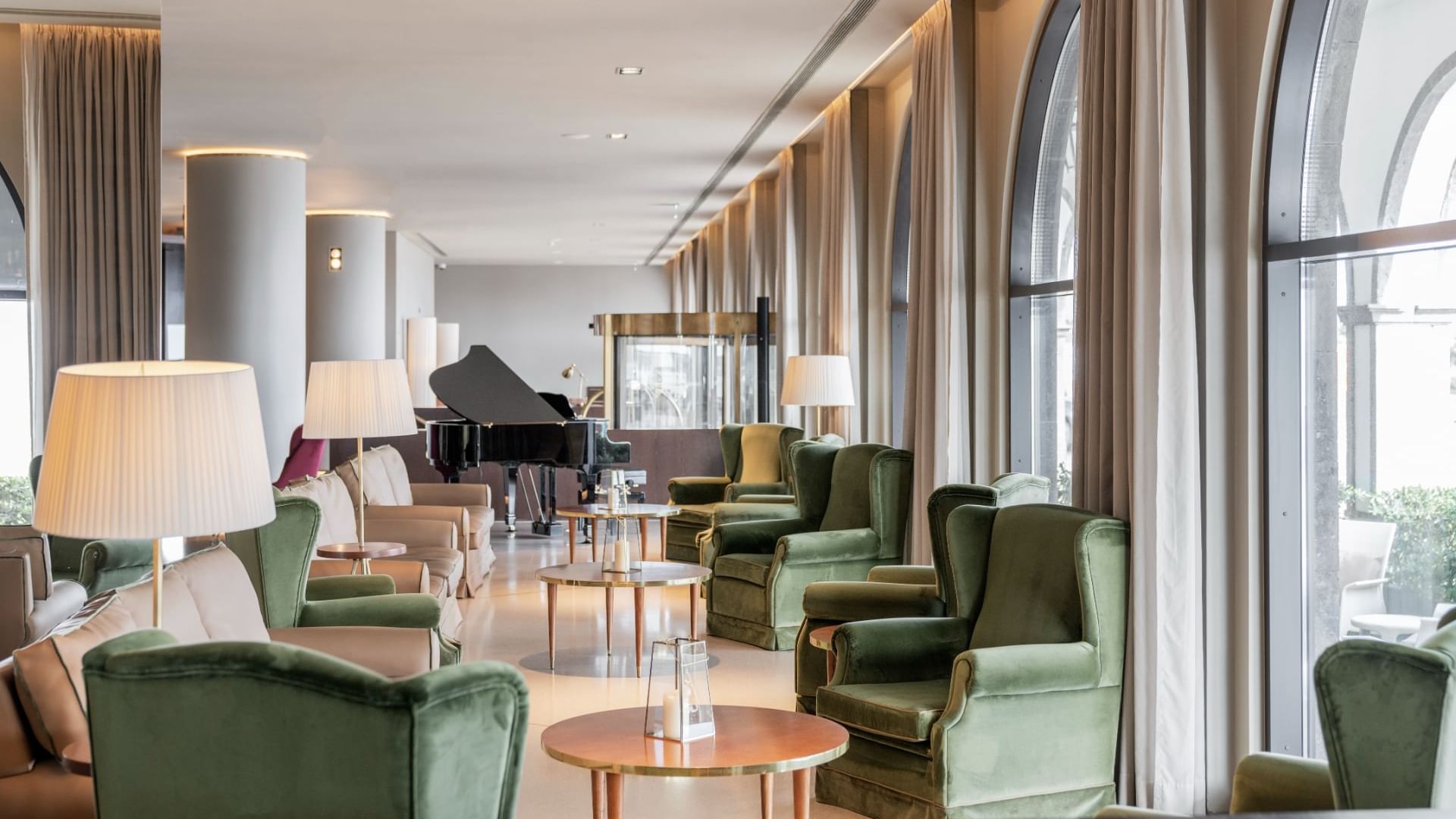 Comfy lounge area with a piano in Vapore restaurant at Grand Hotel Açores Atlântico