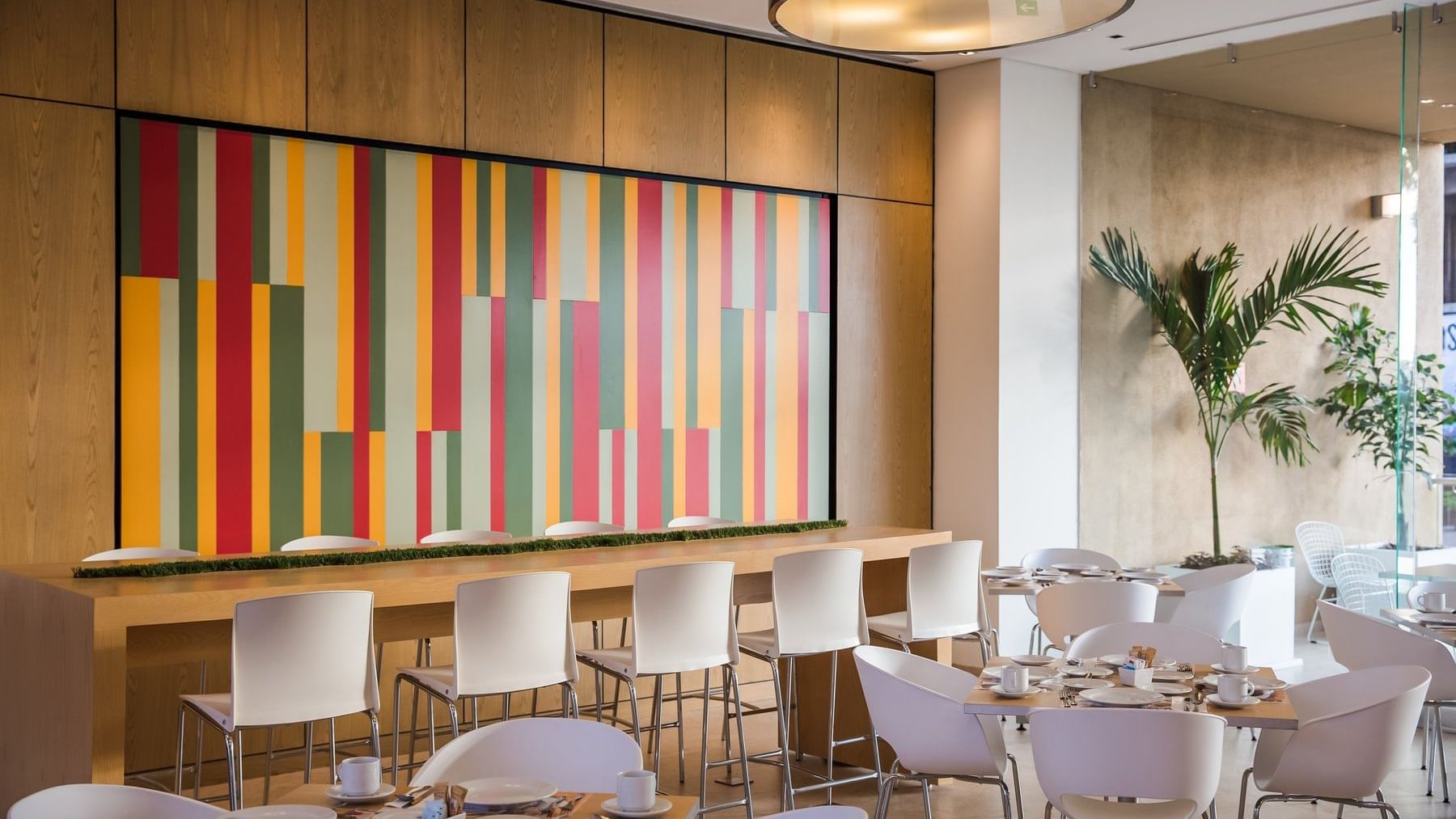 Table setup in dining area at Fiesta Inn Silao Puerto Interior