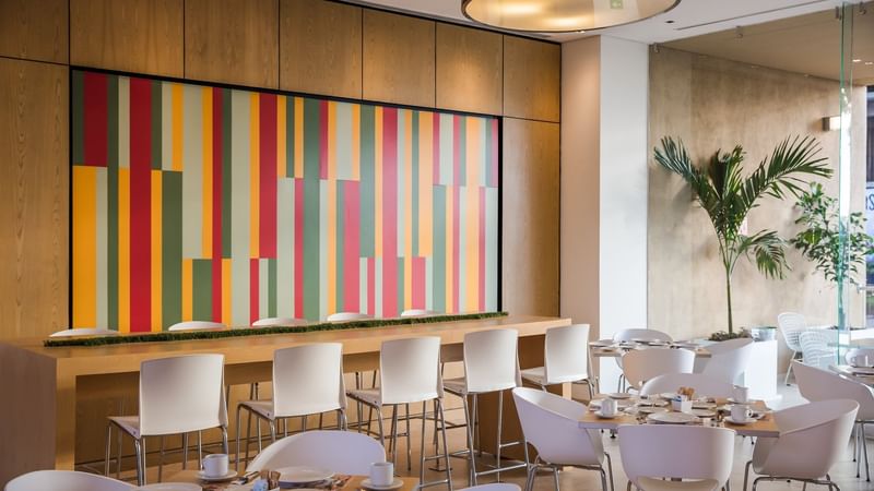 Table setup in dining area at Fiesta Inn Silao Puerto Interior