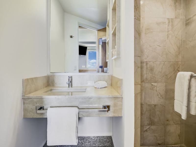 Interior del baño de la habitación accesible de One Hotels