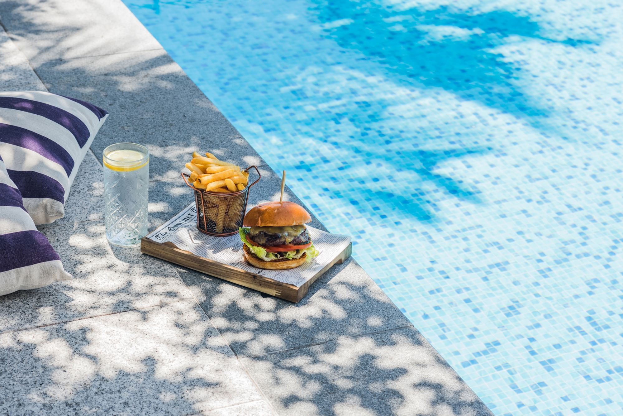 <p>Restaurants & Bars</p>
