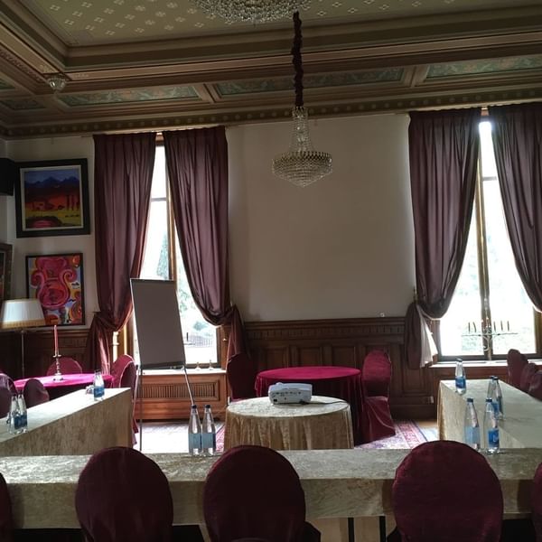 U-shaped table with Projector Setup at Originals Hotels