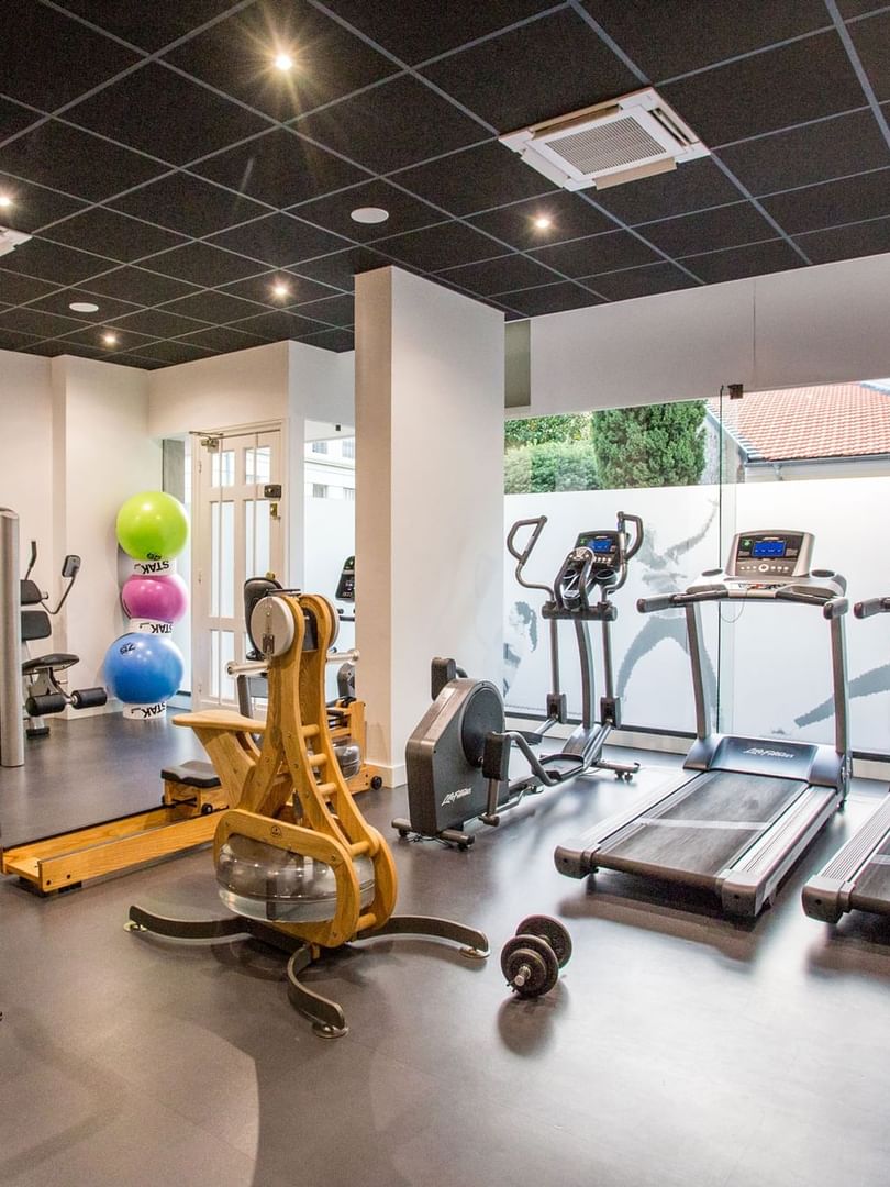 Vue intérieure du centre de remise en forme entièrement équipé du Splendid Hotel & Spa Nice
