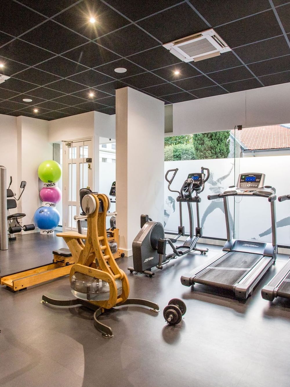 Vue intérieure du centre de remise en forme entièrement équipé du Splendid Hotel & Spa Nice