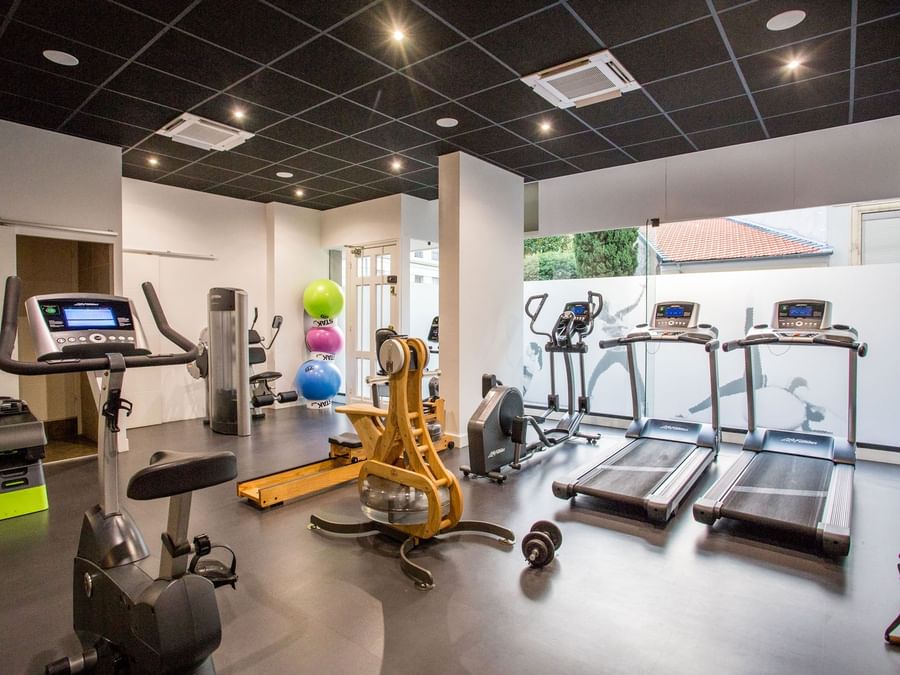 Vue intérieure du centre de remise en forme entièrement équipé du Splendid Hotel & Spa Nice