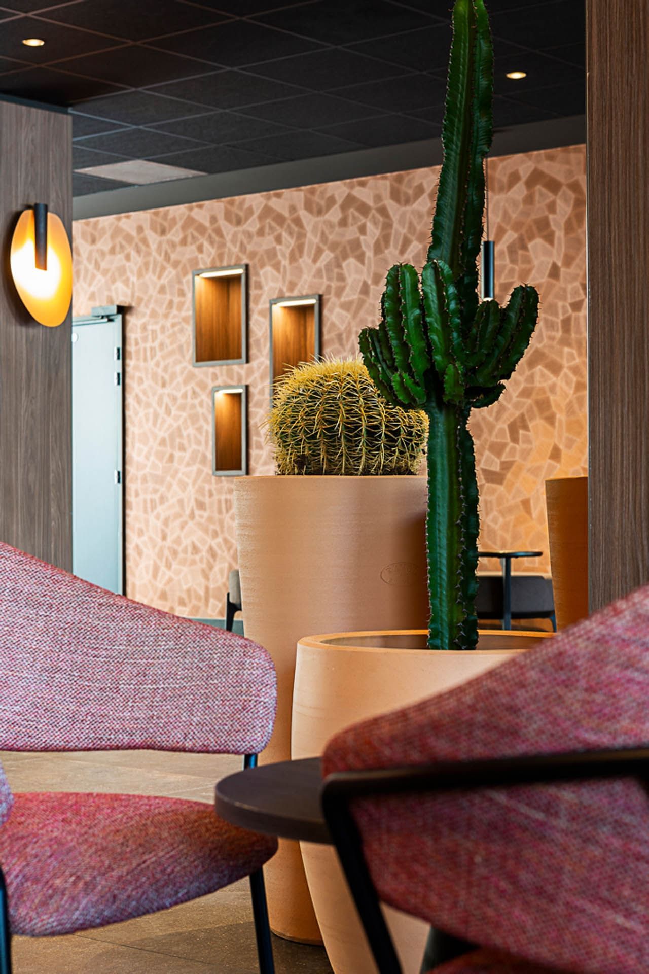 Salon du hall avec cactus à l'Oceania Paris Porte de Versailles