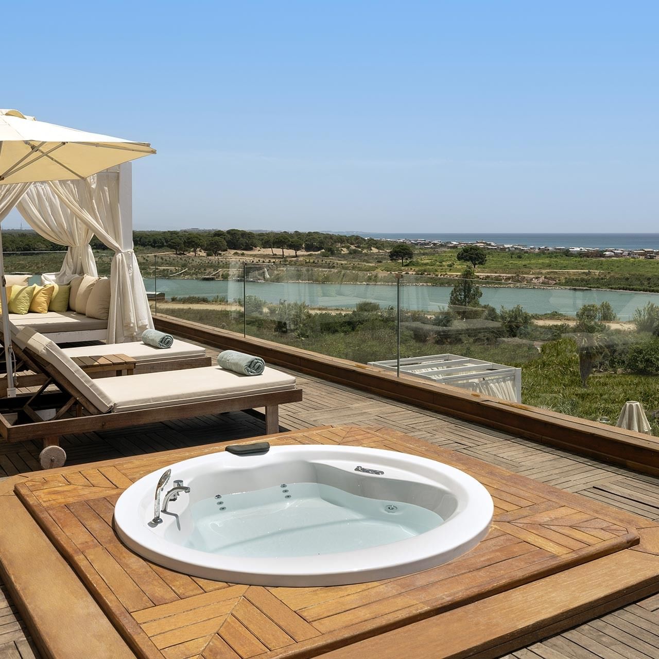 На террасе королевского двухуровневого люкса отеля Titanic Mardan Palace расположены гидромассажная ванна, шезлонги и открывается вид на реку и море