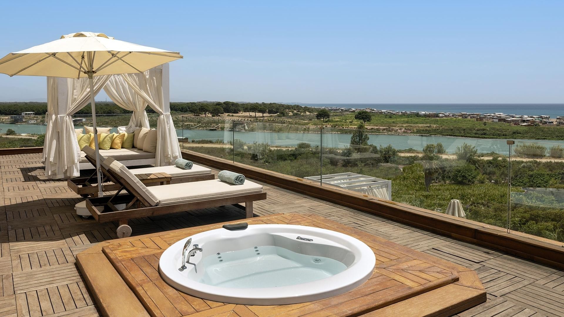 На террасе королевского двухуровневого люкса отеля Titanic Mardan Palace расположены гидромассажная ванна, шезлонги и открывается вид на реку и море