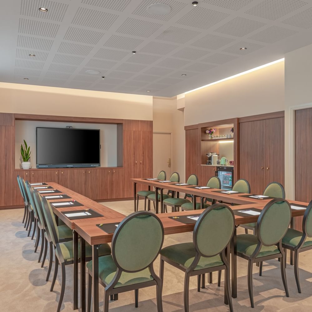 Disposition des tables en U avec télévision à Westminster, au Warwick Hotels and Resorts