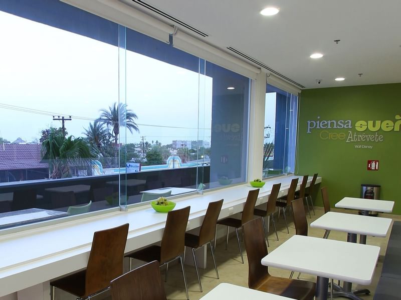 Mesas de comedor en la sala de desayunos de One Hotels