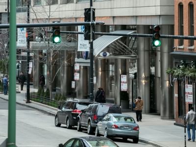 Traffic lights in the street in front of Kinzie Hotel