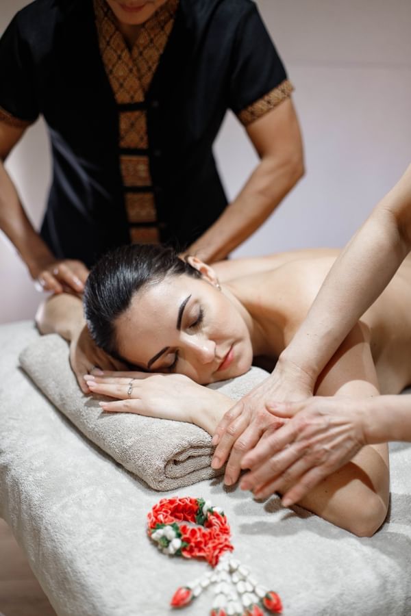 Relaxing four-hand body massage with floral accents in the wellness spa at Warwick Reine Astrid - Lyon