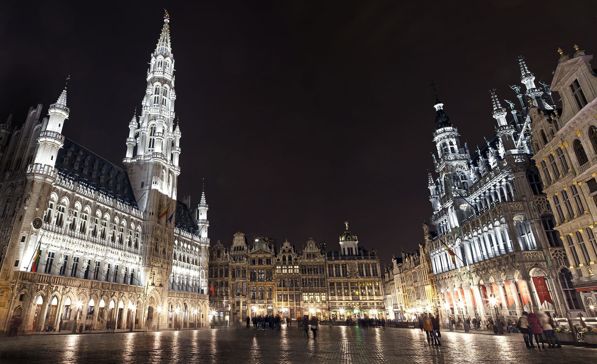 Brussels square by night